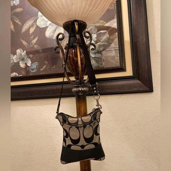 Coach, please check all picture of condition - Picture 4 of 17